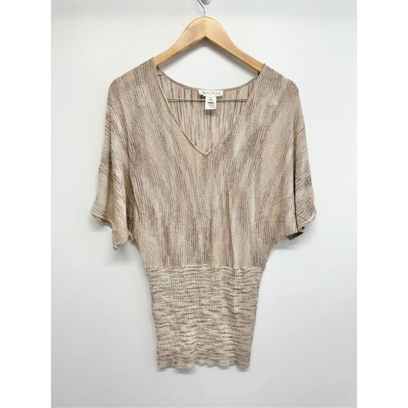White House Black Market Shirt Size Medium Cream V Neck‎ Fitted Banded Bottom - Picture 1 of 8